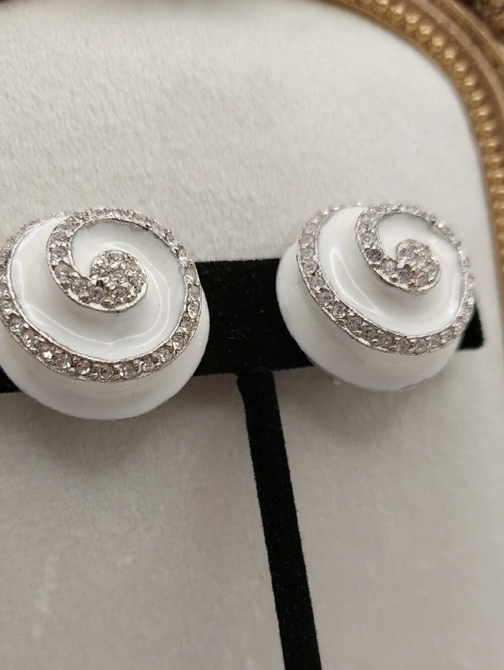 KENNETH JAY LANE Vtg KJL MADE IN USA Spiral Pave Rhinestone White Clip Earrings - Picture 3 of 10